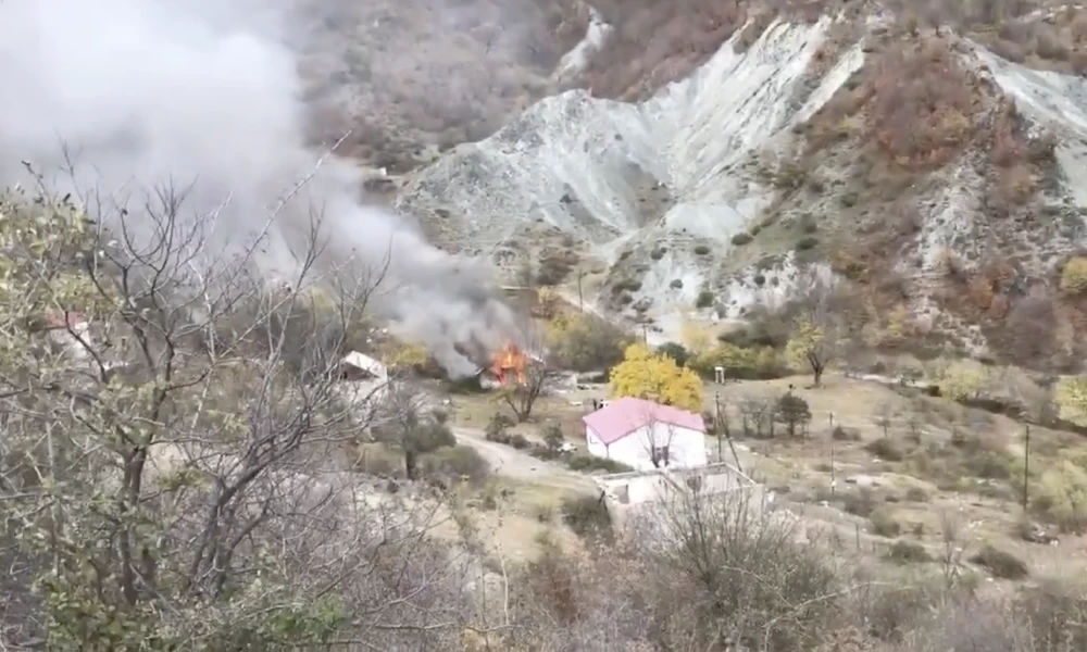 Οι Αρμένιοι καίνε τα σπίτια τους στο Αρτσάχ: ''Δεν θα μείνετε σε αυτά Αζέροι''